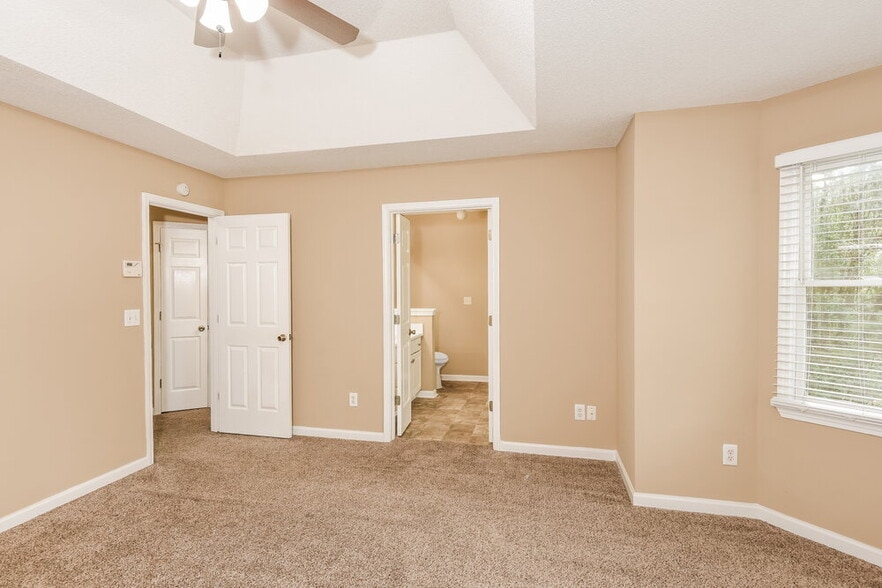 Building Photo - 16 Camden Woods Pl