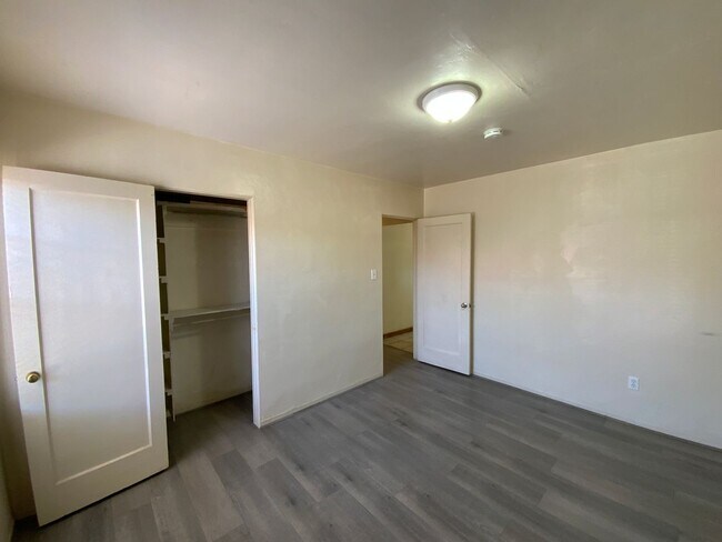 Building Photo - 2 Bedroom Single Story Home Available Near...