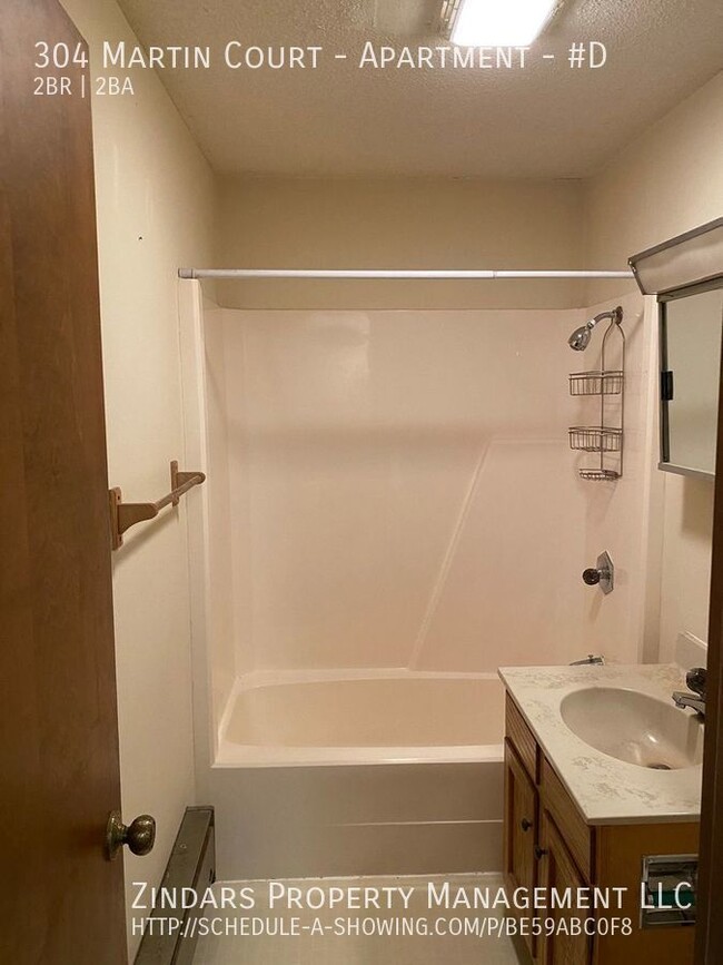 Building Photo - Updated bilevel 2 bedroom 1.5 bath townhou...