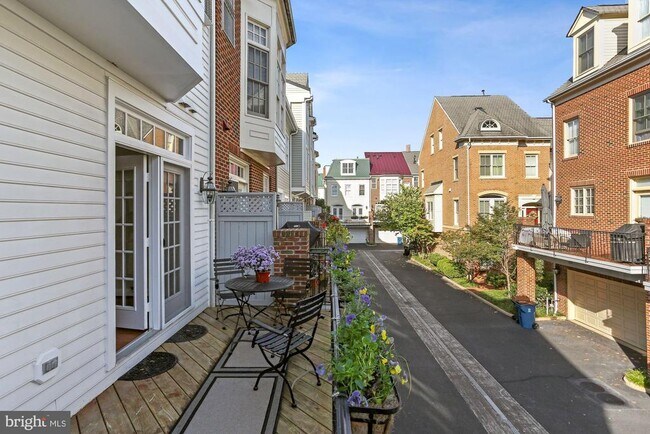 Building Photo - 27 Alexander St