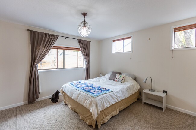 Building Photo - 2 bed/2 bath house in Oak Grove/Milwaukie- Available Now !