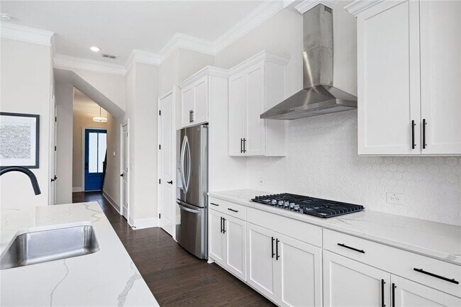 Building Photo - 109 Village Green Ave