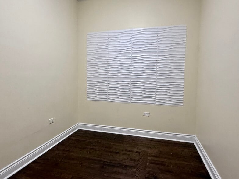 Building Photo - 2300 N Springfield Ave