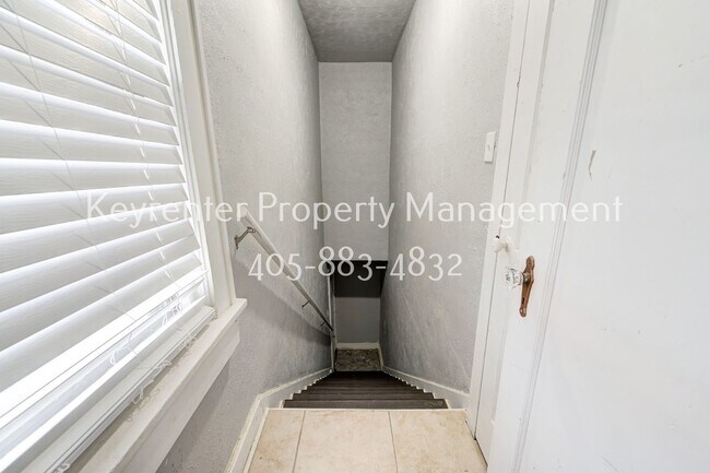 Building Photo - Charming 2-Bed, 1-Bath Upstairs Duplex Near the Paseo District