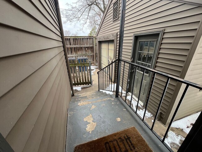 Building Photo - Beautifully renovated Midtown charmer