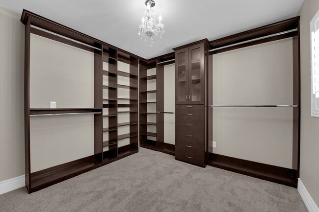 Building Photo - Beautiful Two bedroom 2 1/2 bath