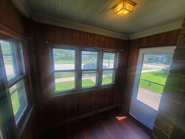 Building Photo - 421 W Oakland Ave