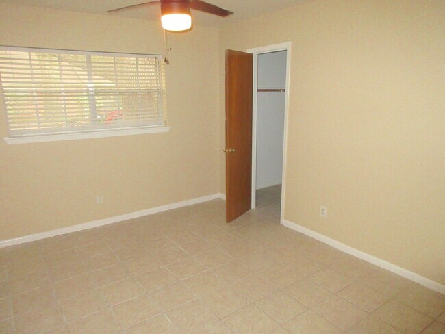 Building Photo - Spring Branch Condo