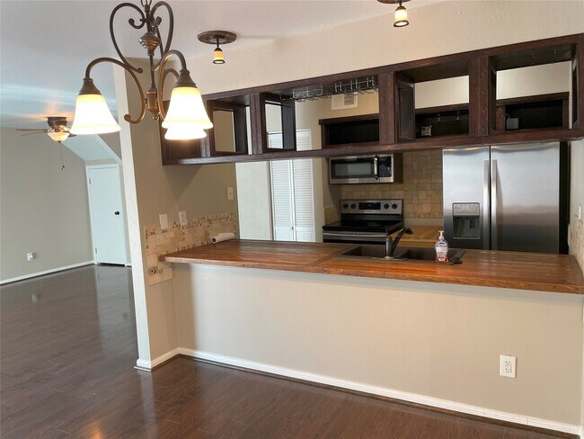 Building Photo - 12315 Glenview Dr