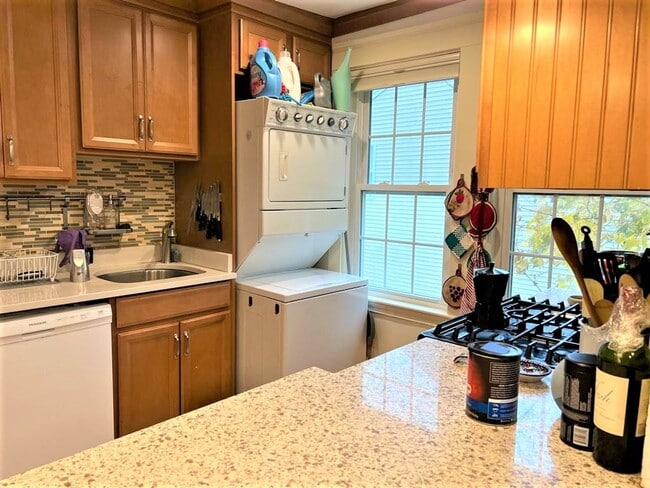 Building Photo - Boston Rental! A GREAT LOCATION to live in...