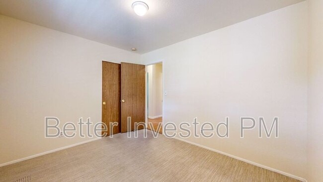 Building Photo - 832 S Orchard Ave