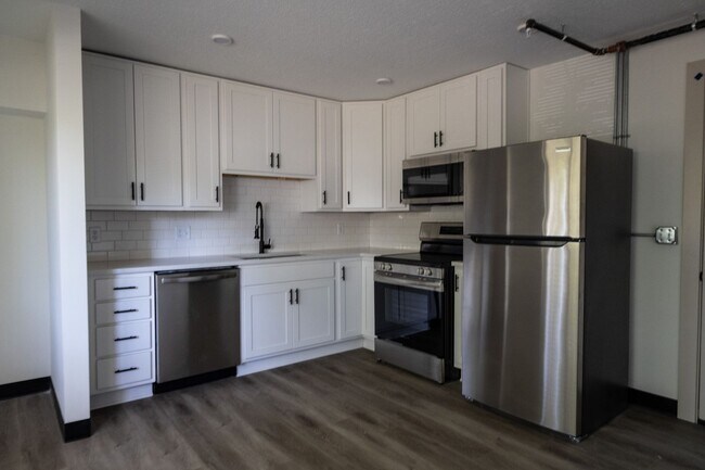 Building Photo - $1,450 / 2br - 560ft2 - RENOVATED 2BD, 1BA...