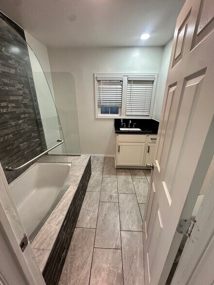 Building Photo - 556 W 92nd St