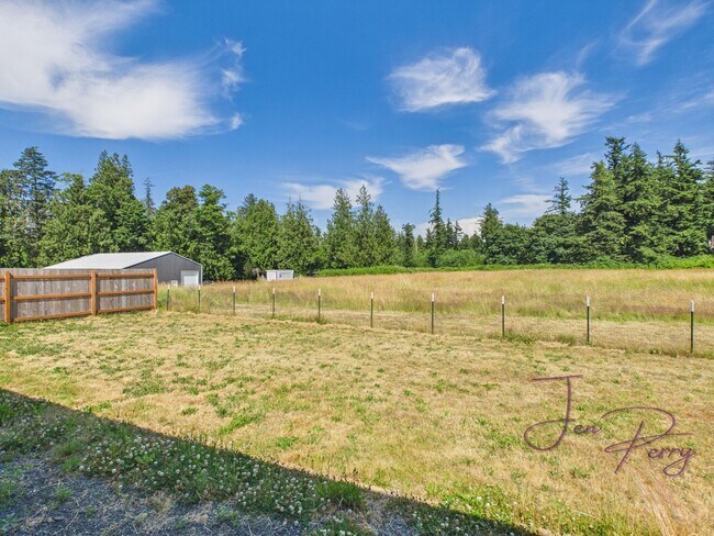 Building Photo - Large Spacious 5 Bedroom House with Fenced Yard