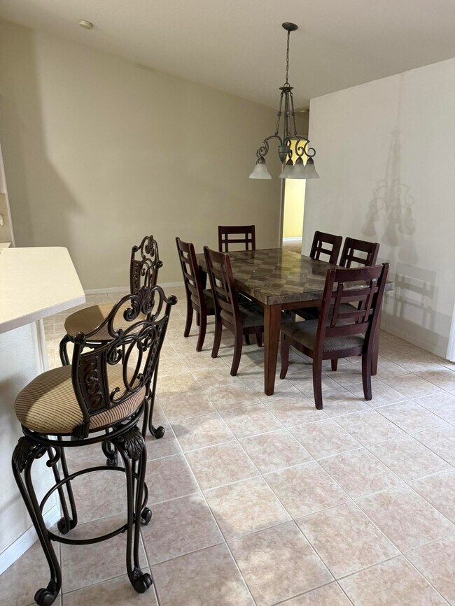 Building Photo - 5824 NW Zenith Dr