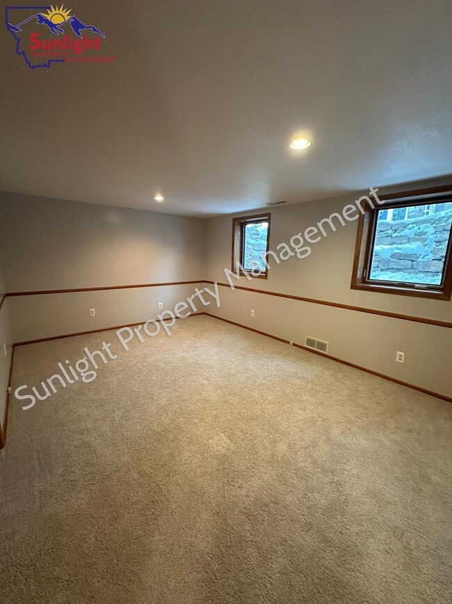 Building Photo - 4-Bedroom Retreat with 3.5 Baths in Billings – 4,378 Sq. Ft. of Comfort on Rimrock Road!
