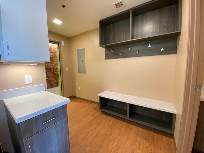 Building Photo - 83 Hanover St