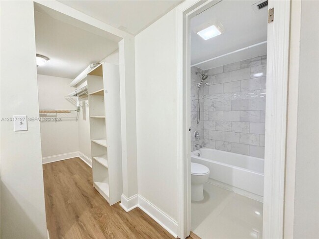 Building Photo - 450 Commodore Dr