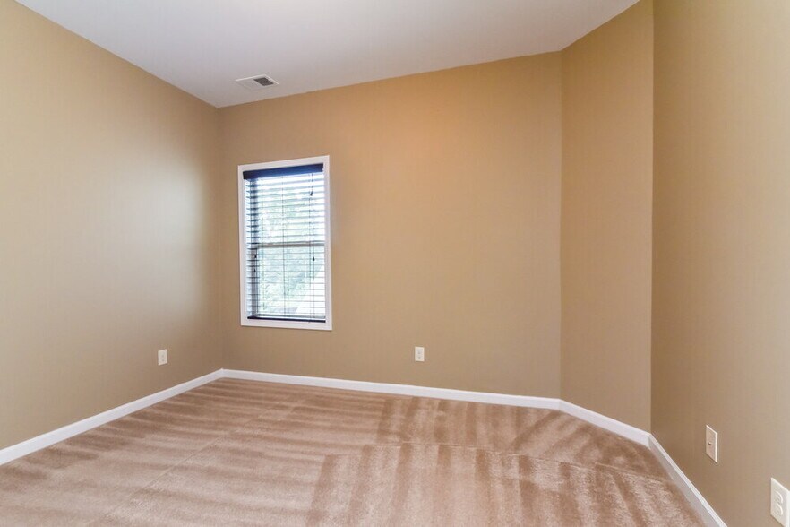Building Photo - 1694 Maplecliff Way