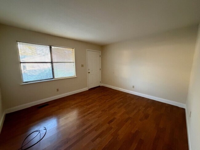 Building Photo - 213 Weeks Dr NE