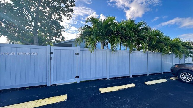 Building Photo - 1109 NE 6th Ave