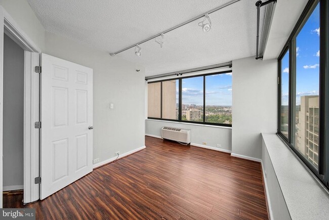 Building Photo - Beautifully renovated contemporary condo