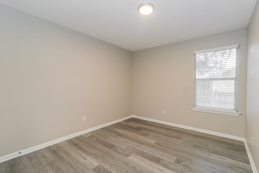 Building Photo - 200 Woodstone Dr