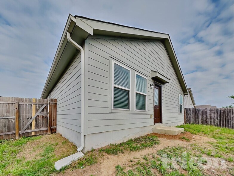 Building Photo - 5118 Everett Loop