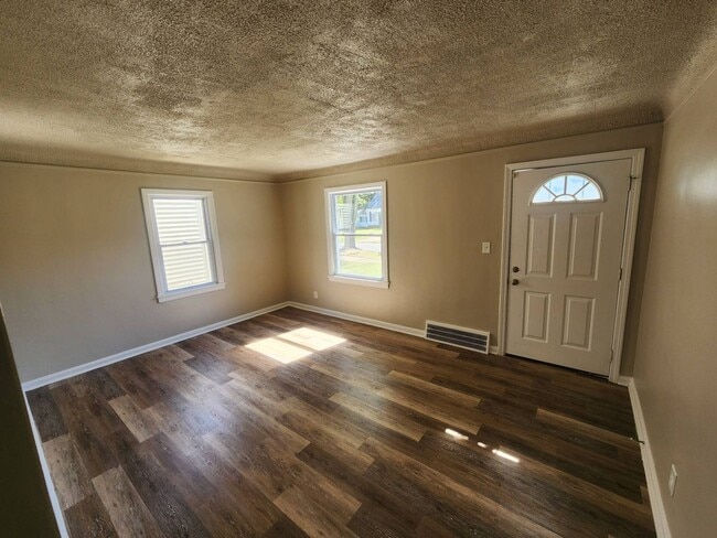 Building Photo - Charming 3-Bedroom Property in Prime Location