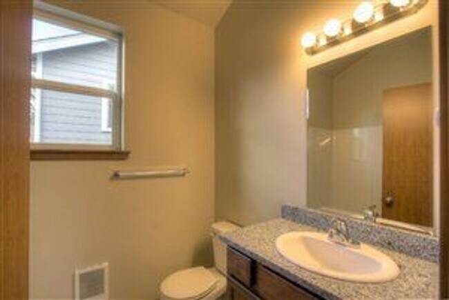 Building Photo - Preleasing for September -  4 bed/2 bath