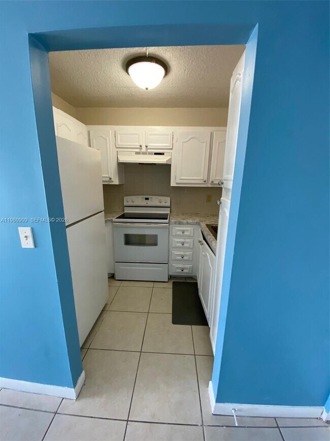 Building Photo - 6820 W Flagler St