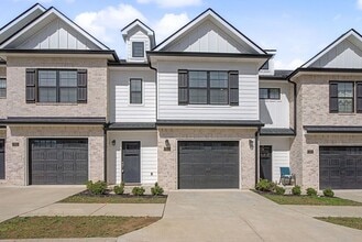 Building Photo - TOWNHOME ON WEST SIDE NEAR FIVE OAKS GOLF COURSE!