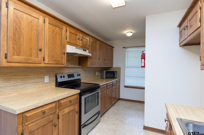 Building Photo - 1707 Sampson Dr