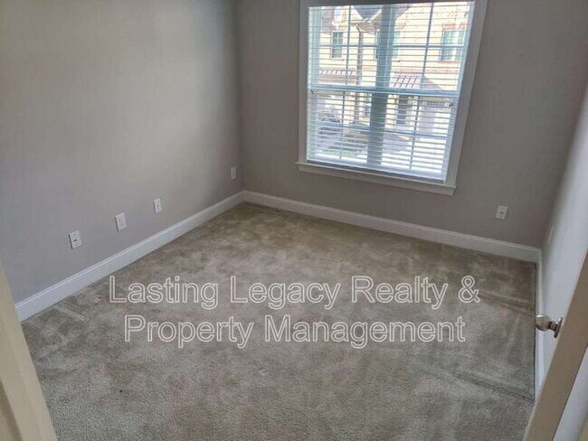 Building Photo - 847 Silver Leaf Dr