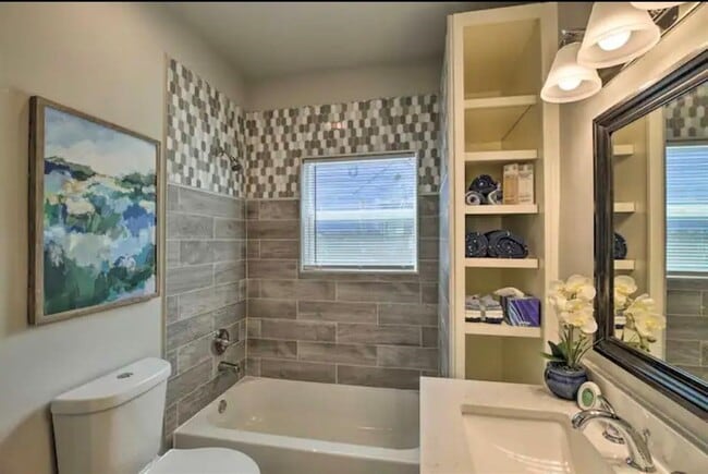 Building Photo - 5224 Leeland St