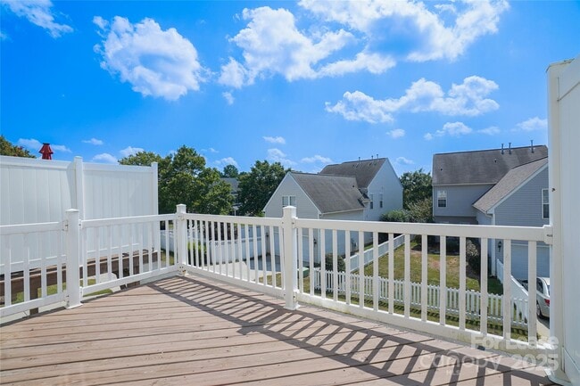 Building Photo - 15658 King Louis Ct