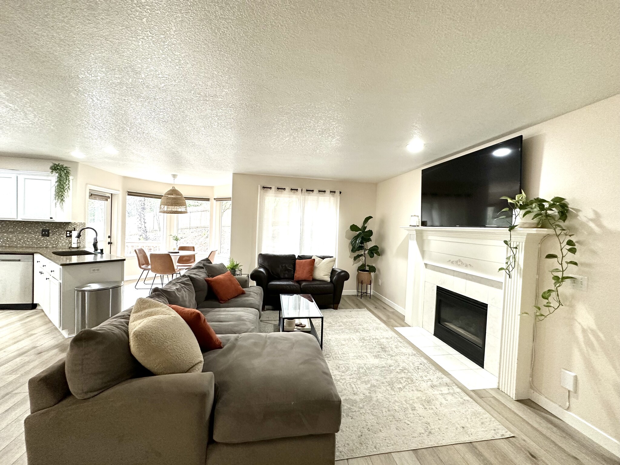 Back living space - 13636 Duane St