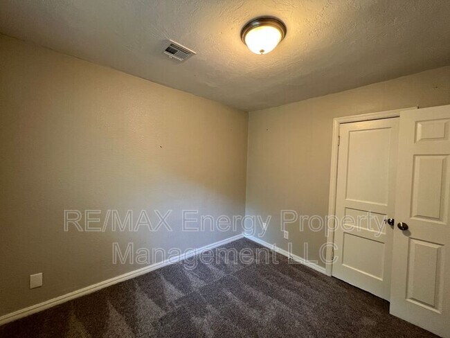 Building Photo - 2224 Doris Ave