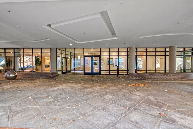 Building Photo - 1 Bed 1 Bath Plus Den - Silver Spring Condo - Garage Parking Space