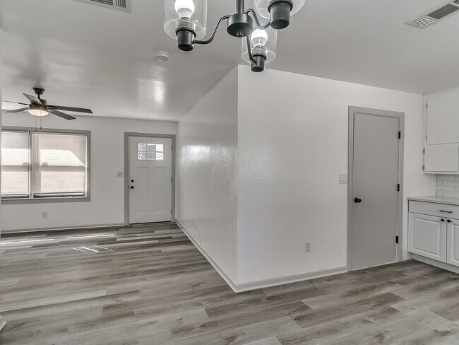 Building Photo - Newly Remodeled 3 Bedroom Home