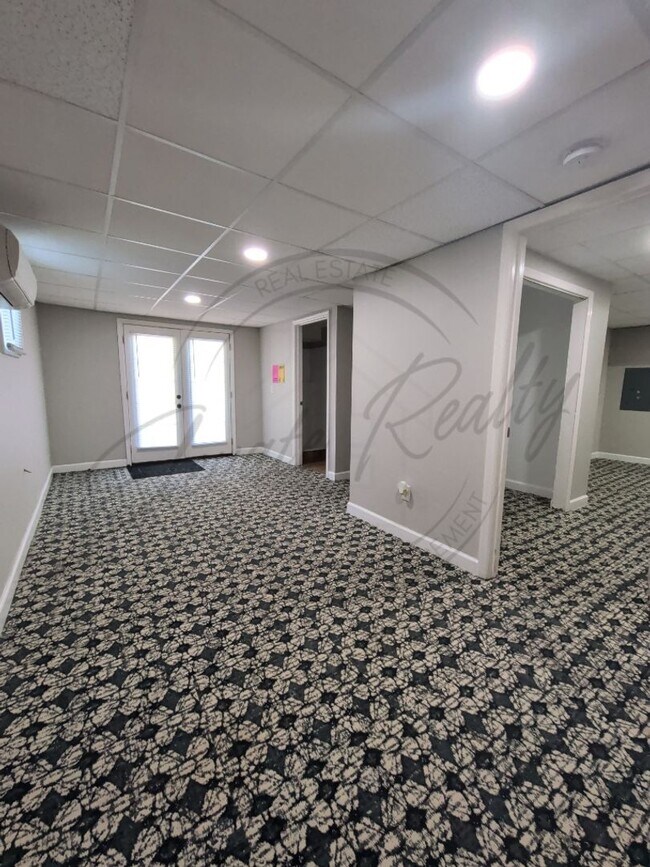 Building Photo - Cozy Garden Apartment in Donelson with a Spring Special!
