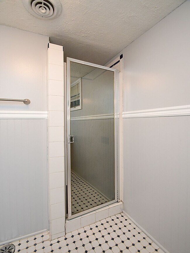 Building Photo - Spacious Living