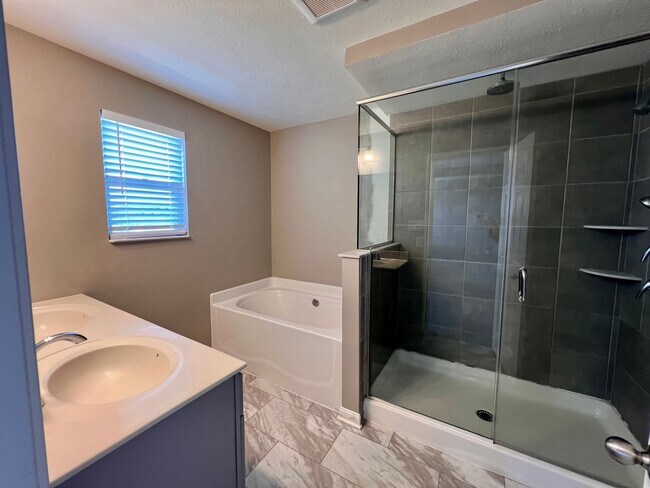 Building Photo - 2105 Canterbury Dr