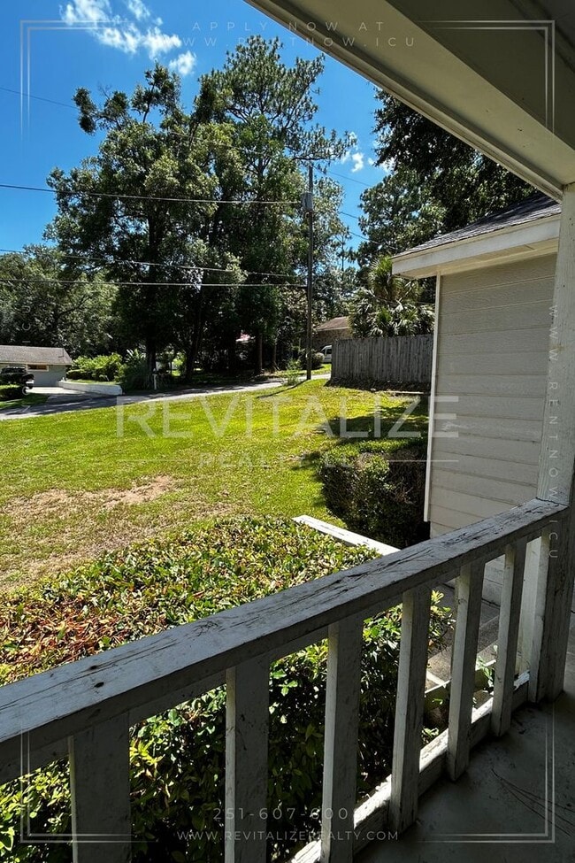 Building Photo - 3 Bed 2 Bath with Large Yard