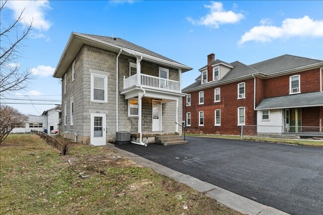 Building Photo - 584 W Main St