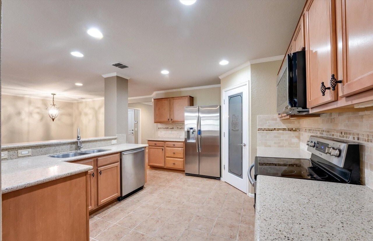 Building Photo - 5248 Columbia Dr