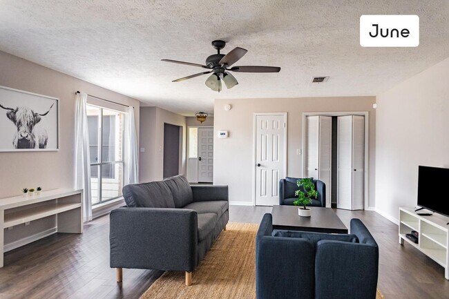 Primary Photo - ROOM ONLY in 4-bed/2.0-bath Home