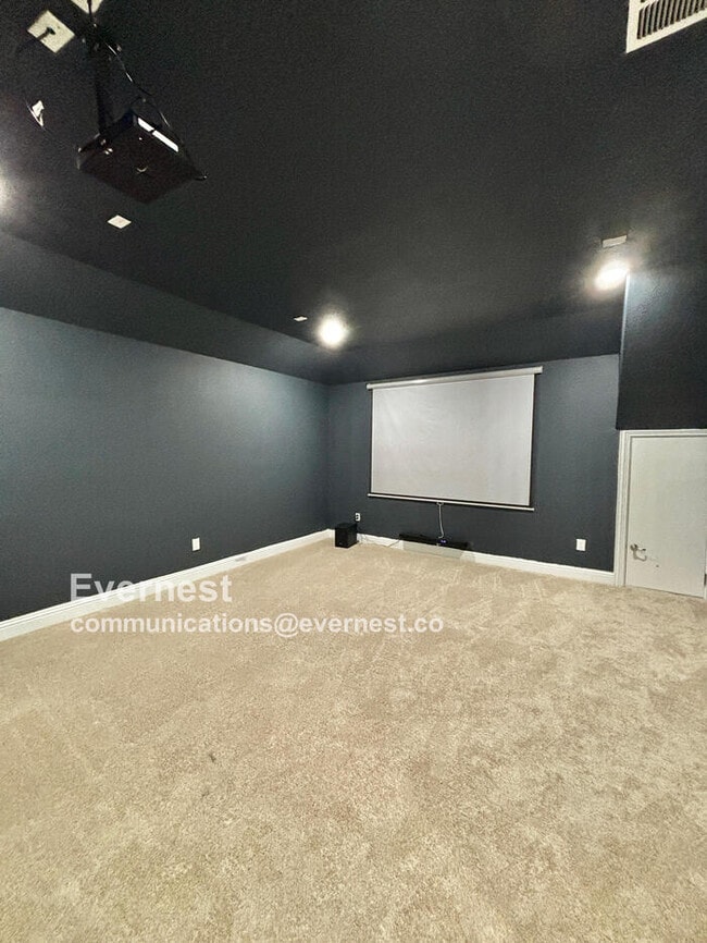 Building Photo - 566 Westwood Way Dr