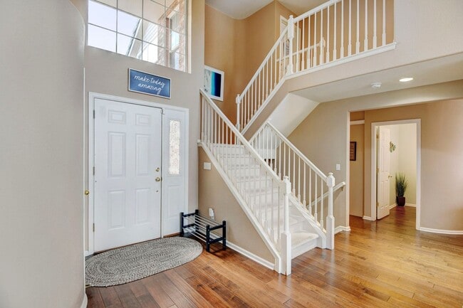 Building Photo - Beautiful luxury townhome style condominiu...
