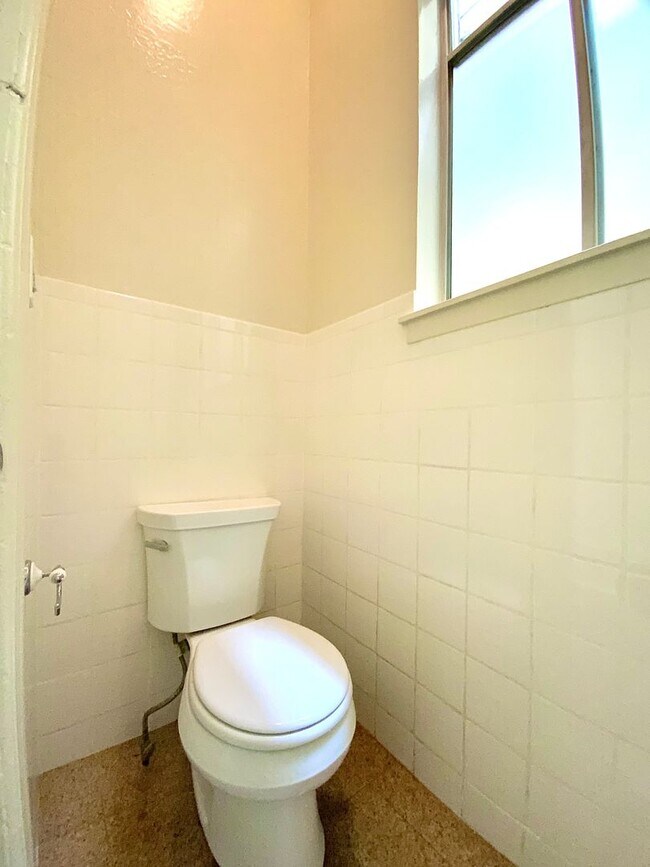 Building Photo - SPACIOUS Unit w/ Bonus Room/Office, Hardwo...
